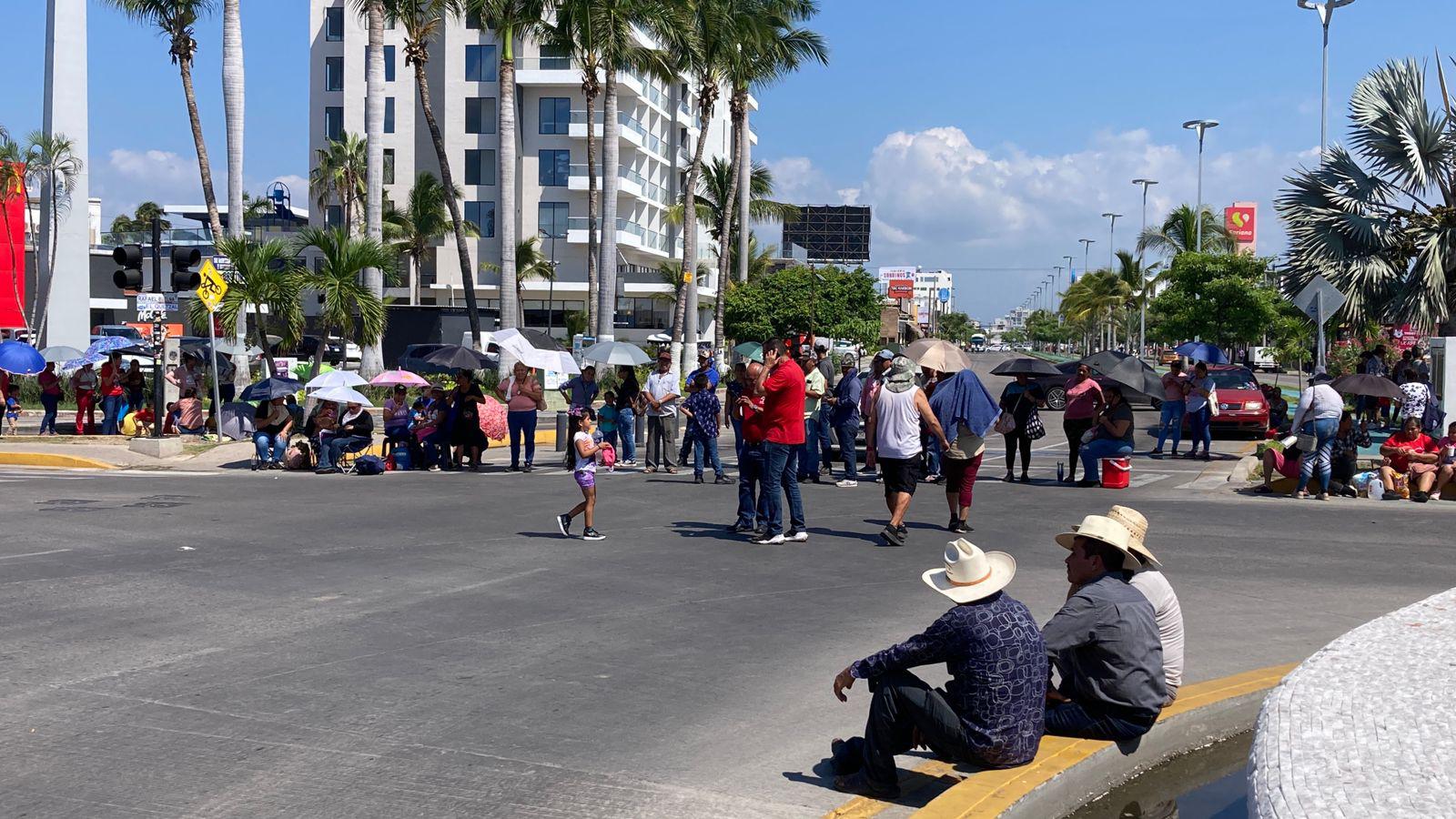 $!Bloquean desplazados por la violencia glorieta entre Rafael Buelna y Camarón Sábalo en exigencia de escrituras