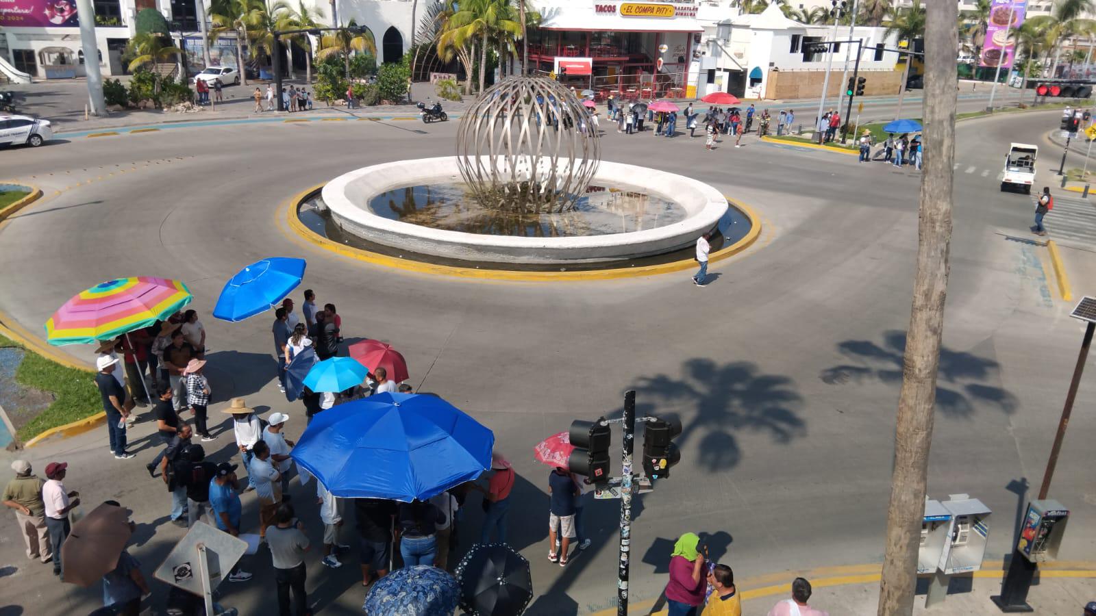 $!Vendedores de playa se manifiestan contra criterio de permisos de Semarnat