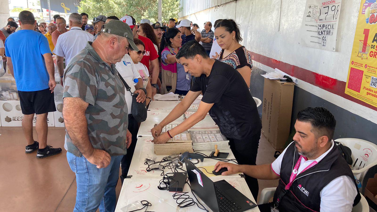 $!Abarrotan votantes las casillas especiales en Mazatlán