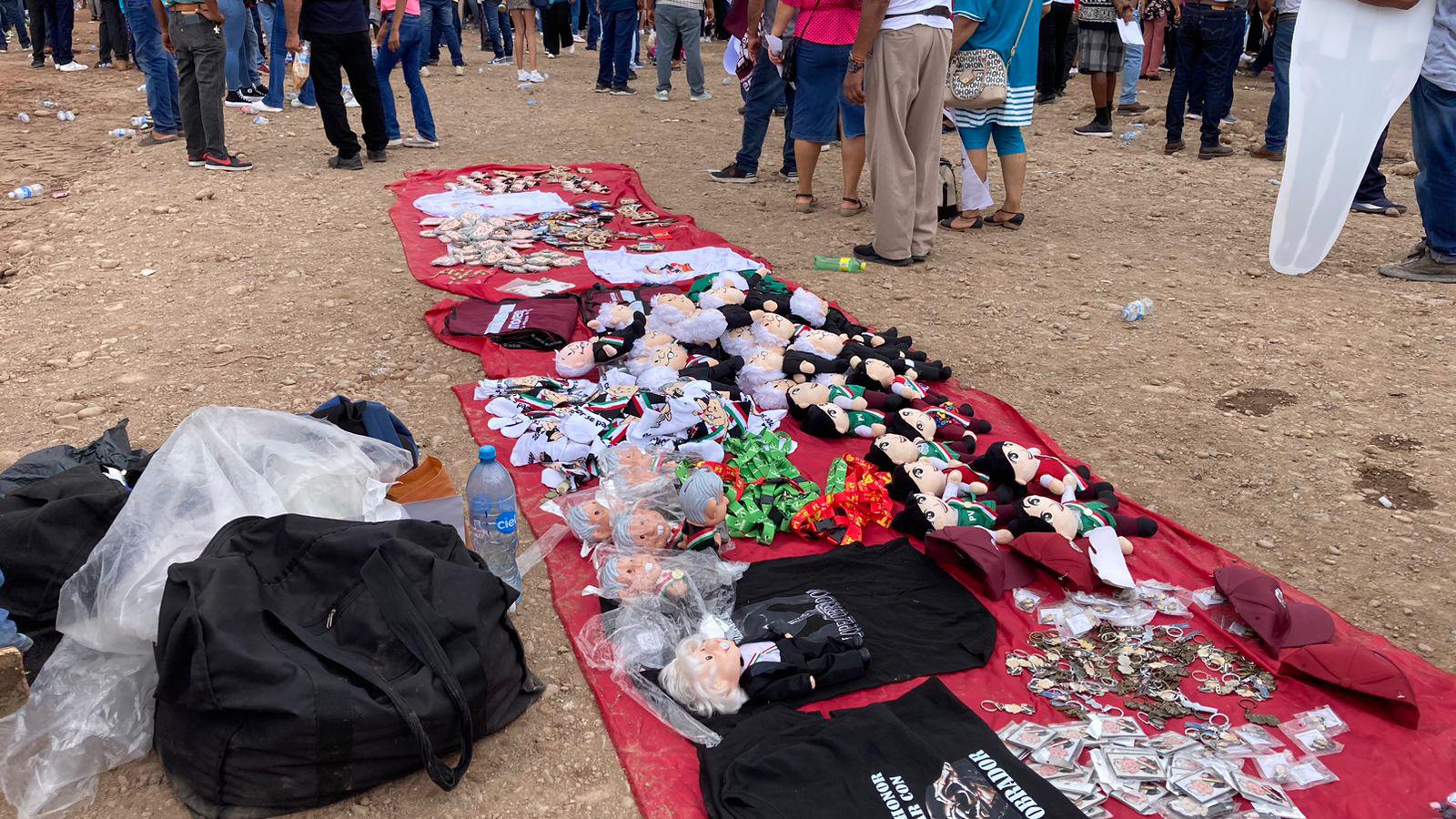 $!La ‘pejemanía’ se apodera de El Rosario con libros, peluches, llaveros y demás productos alusivos a AMLO