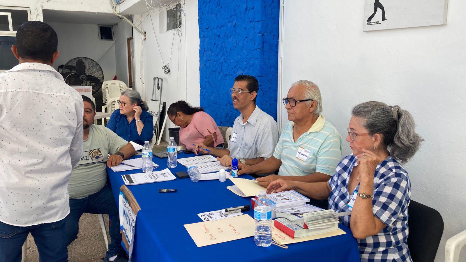 $!Militantes del PAN en Mazatlán acuden a votar en elecciones internas