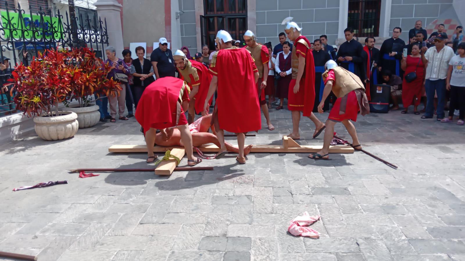 $!Realizan Viacrucis en el Atrio de la Catedral de Mazatlán