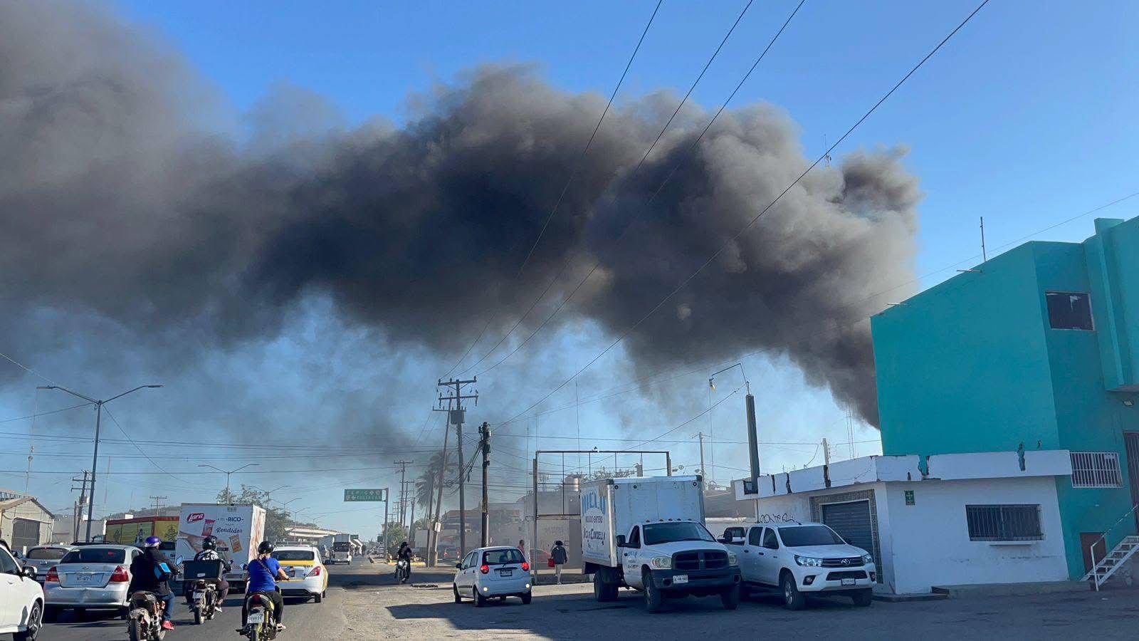 $!Quema de basura se convierte en incendio cerca de una gasera en Mazatlán; reportan 25 motos dañadas