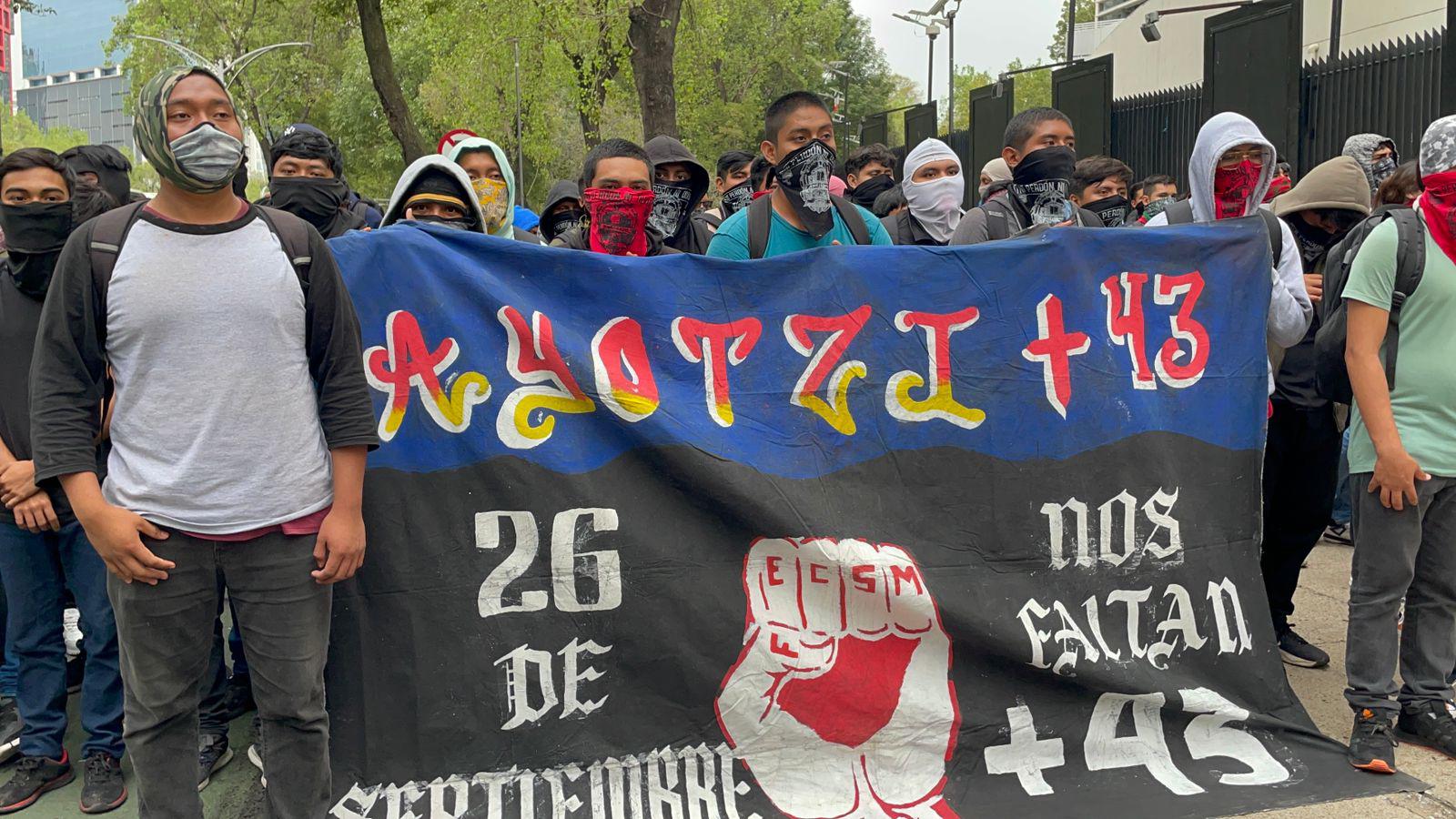 $!Protestan afuera del Senado a 10 años del caso Ayotzinapa; lanzan petardos