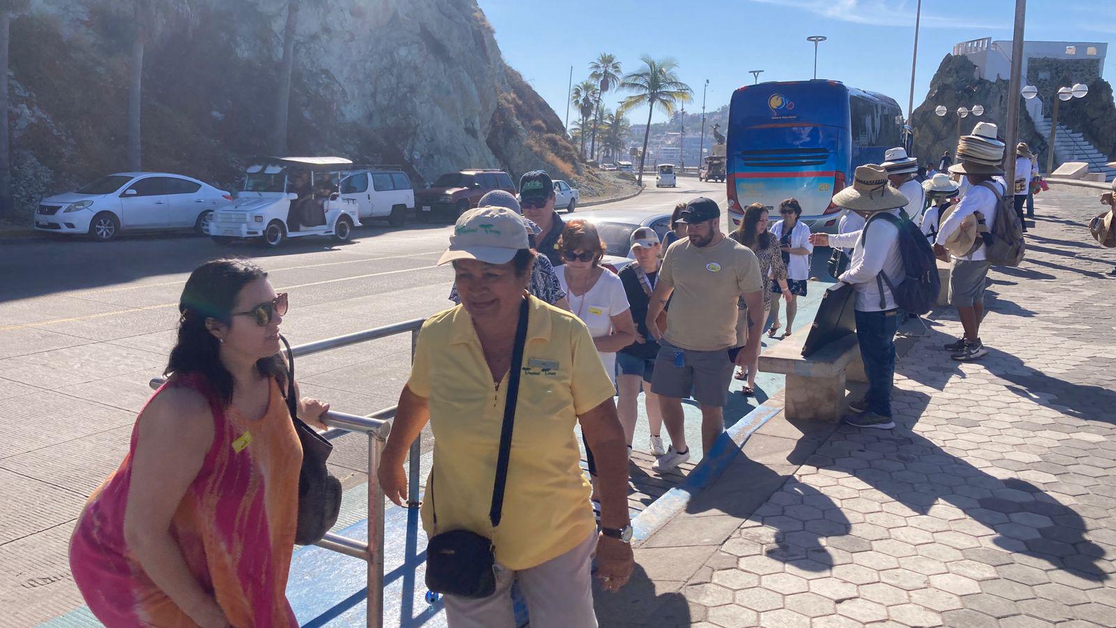 $!Pasajeros del crucero número 100 recorren lugares emblemáticos de Mazatlán