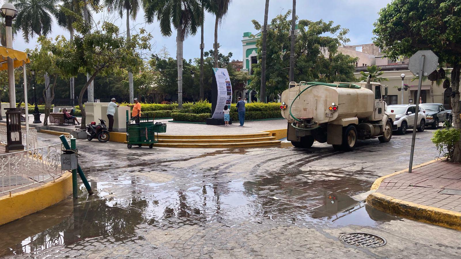 $!Reparan fuga de agua que inundó el viernes calles del Centro Histórico de Mazatlán