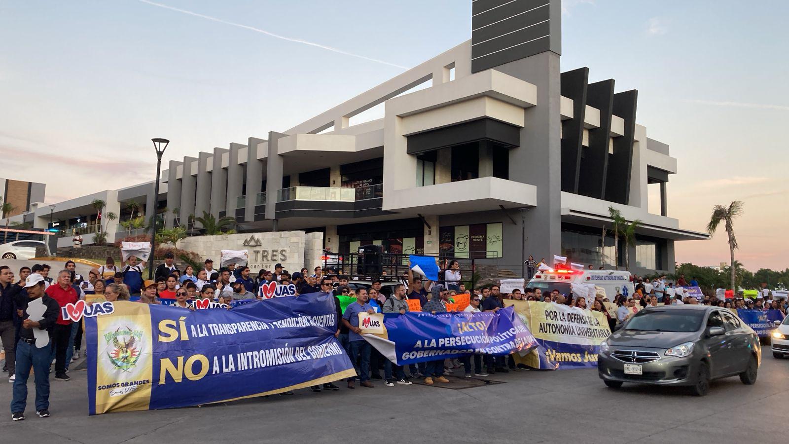 $!Bloquean manifestantes de la UAS a las afueras de El Cid, esperan la llegada de López Obrador; hay caos vial