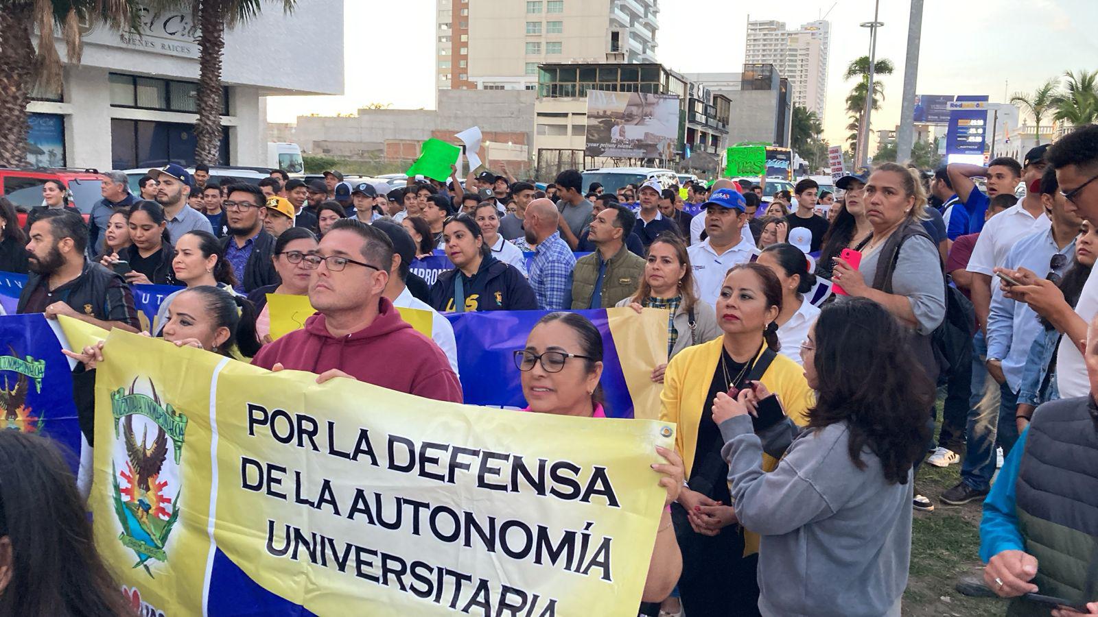 $!Bloquean manifestantes de la UAS a las afueras de El Cid, esperan la llegada de López Obrador; hay caos vial