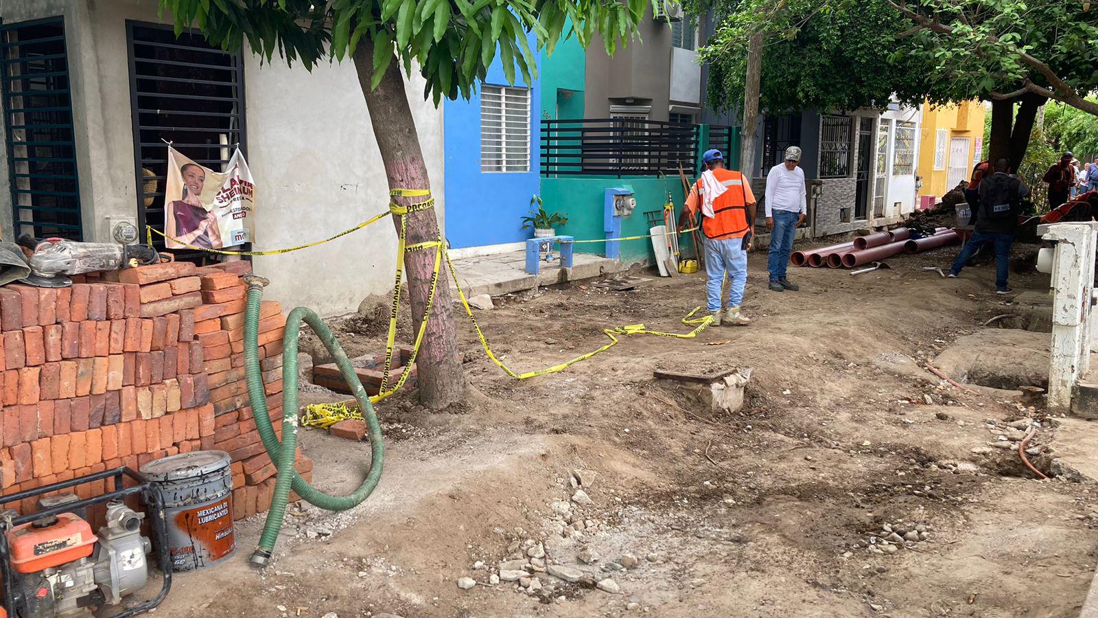 $!Supervisa Alcalde de Mazatlán obra de reposición de red de drenaje en andadores del Infonavit Alarcón