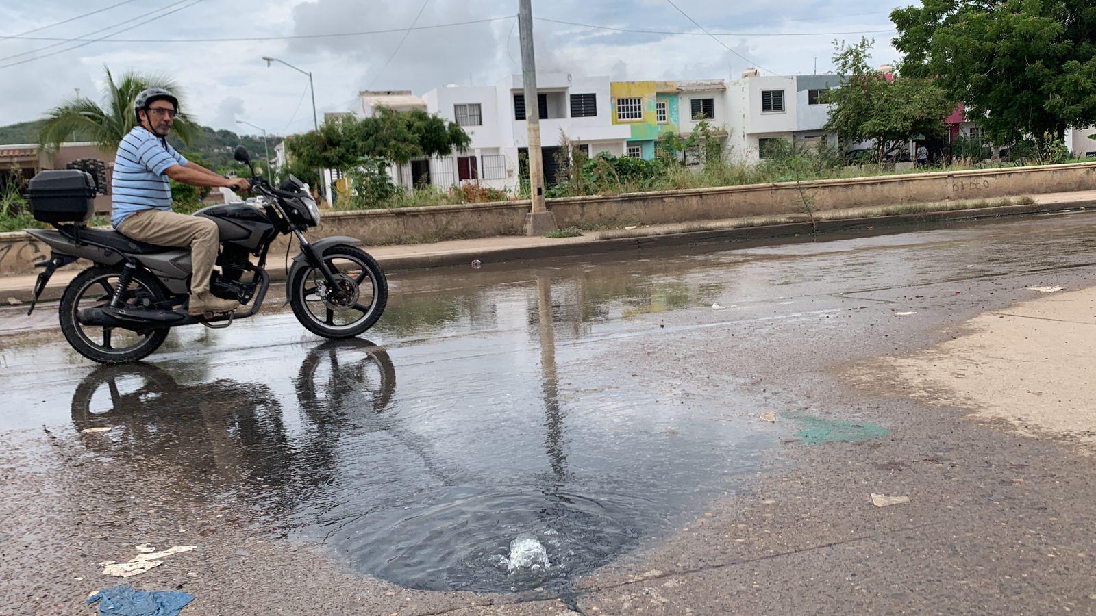 $!Aguas negras en La Foresta contaminan el arroyo Jabalines en Mazatlán