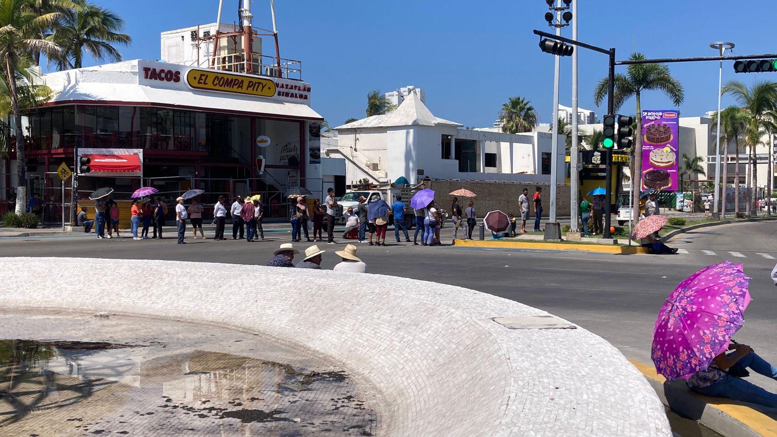 $!Bloquean desplazados por la violencia glorieta entre Rafael Buelna y Camarón Sábalo en exigencia de escrituras