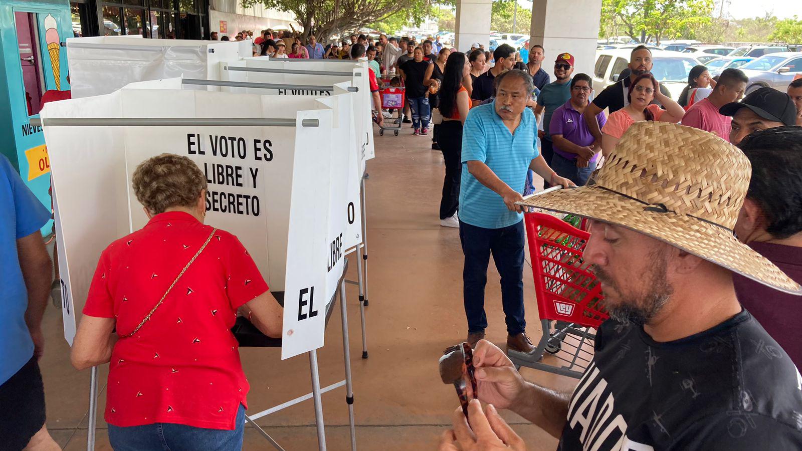 $!Abarrotan votantes las casillas especiales en Mazatlán