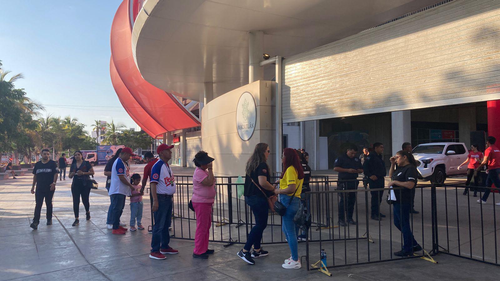 $!Cientos de aficionados comienzan a ingresar al Estadio Teodoro Mariscal