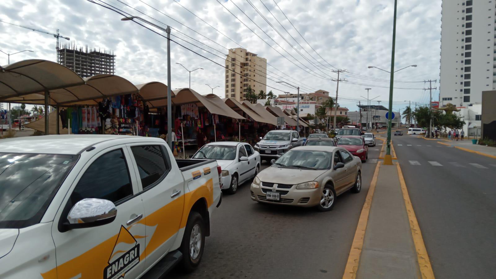 $!Bloquean avenida frente al Acuario; no quieren la Feria del Carnaval en esa zona