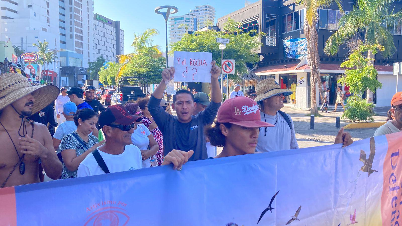 $!Manifestantes reabren acceso a playa de Mazatlán cerrado por la iniciativa privada