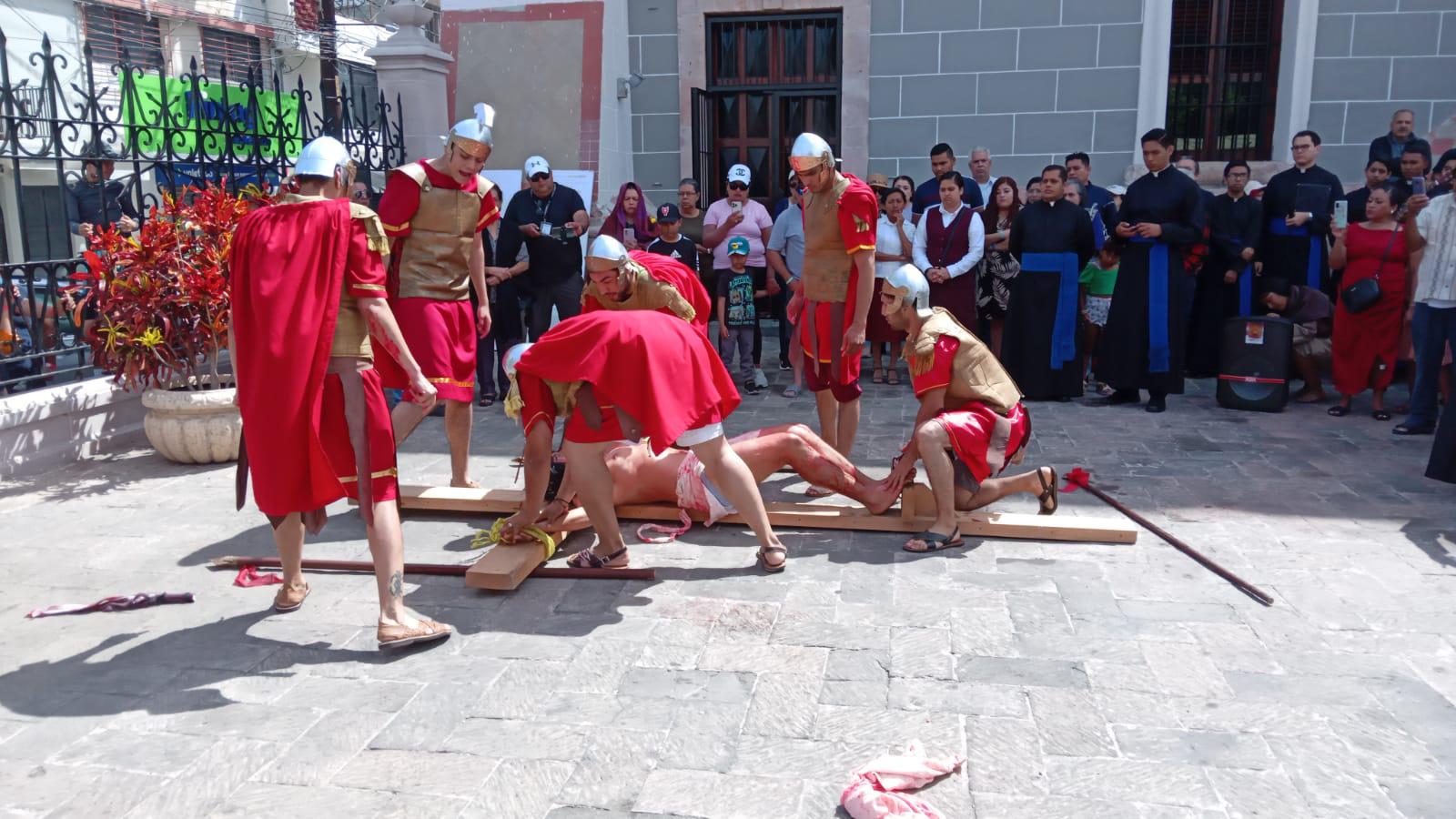 $!Realizan Viacrucis en el Atrio de la Catedral de Mazatlán