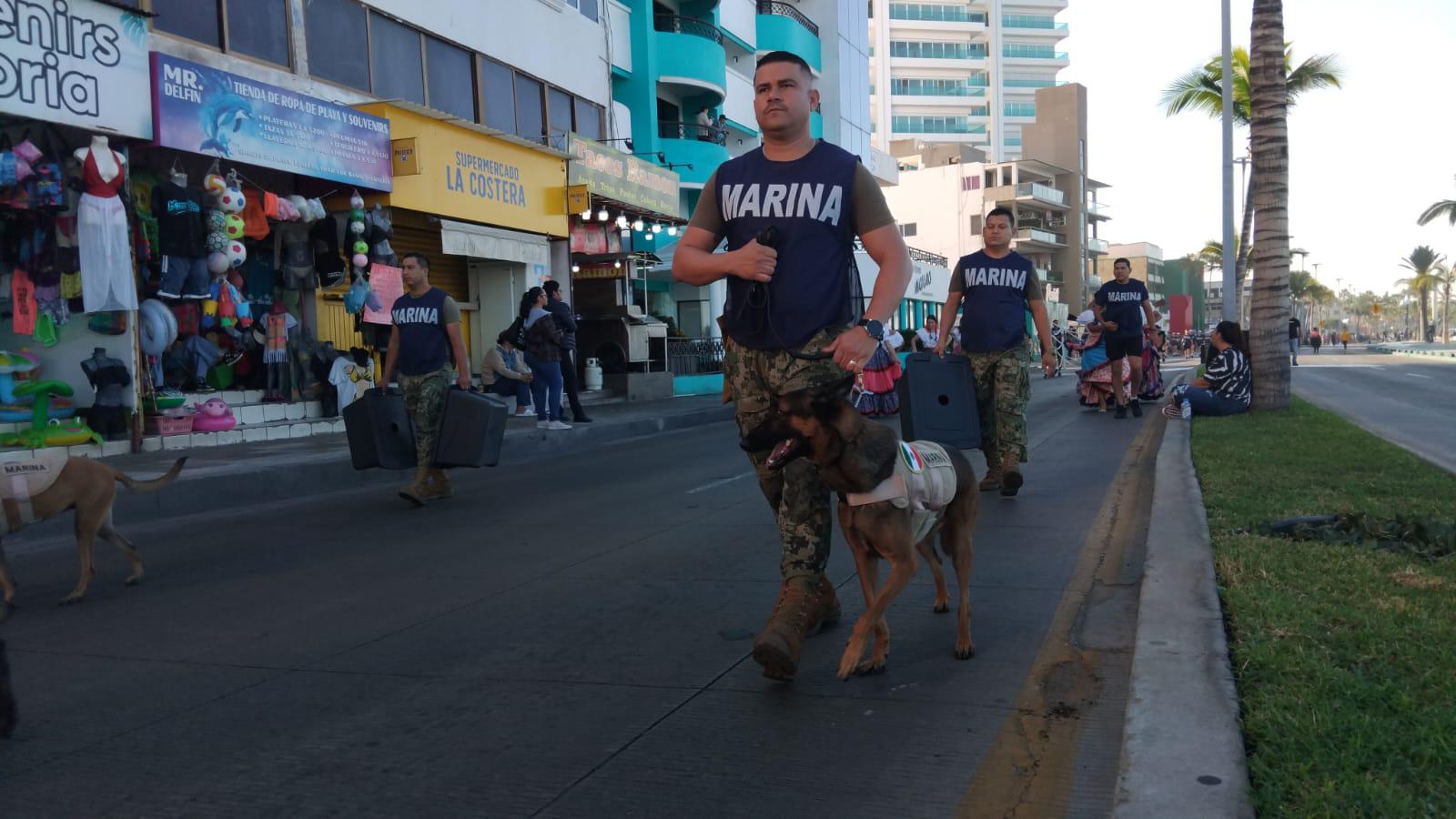 $!Desfilan sobre el malecón de Mazatlán en aniversario de la Revolución Mexicana