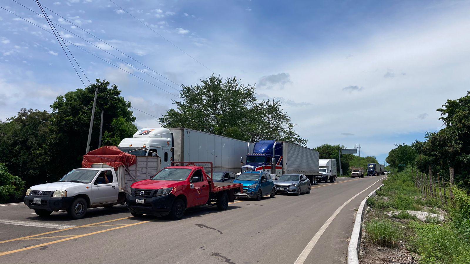 $!Tras dos horas de bloqueo, liberan la carretera Mazatlán-Culiacán, en El Puente de El Quelite