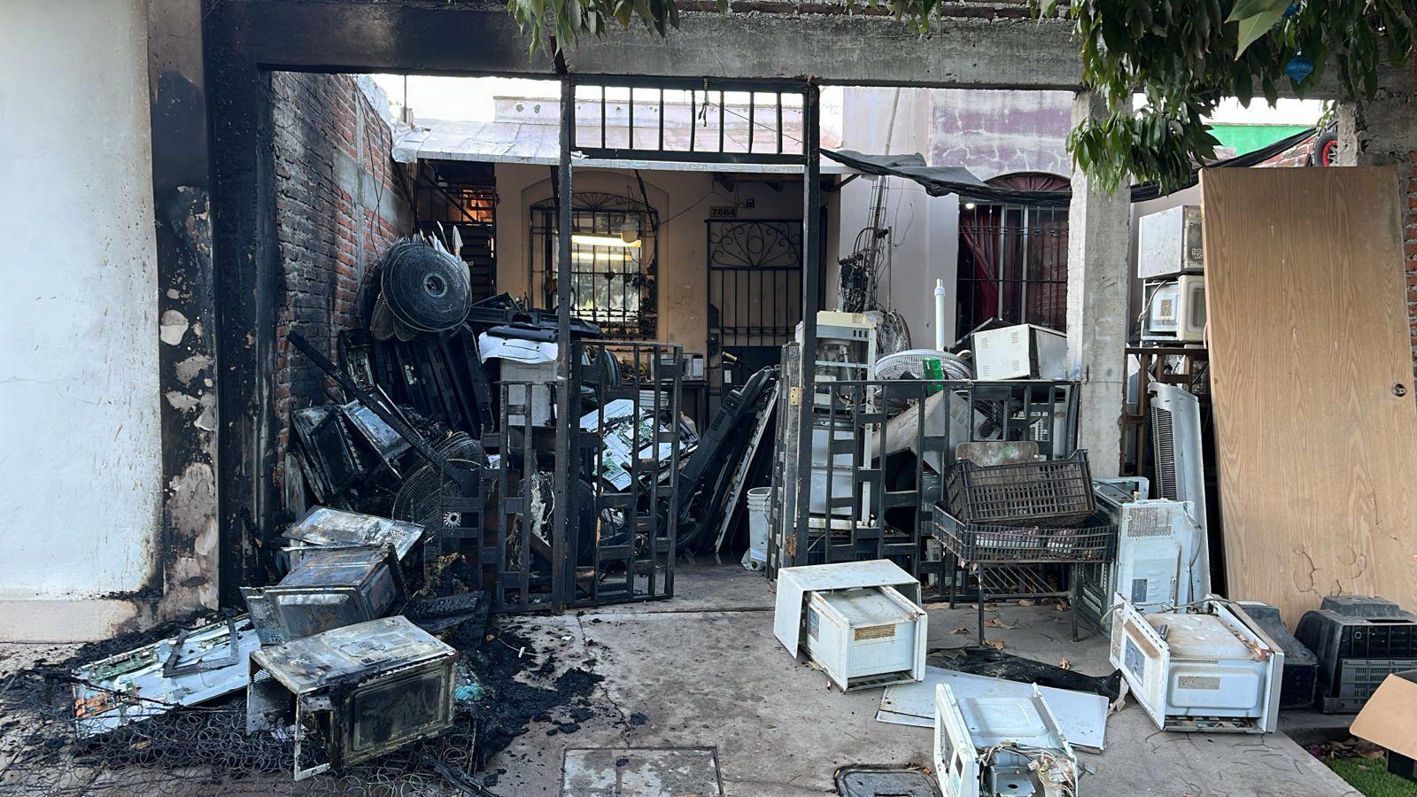 $!Se incendia una vivienda en Culiacán tras quemarse electrodomésticos