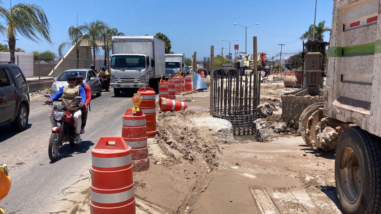 $!Continúa construcción de puente a desnivel en el Libramiento Colosio