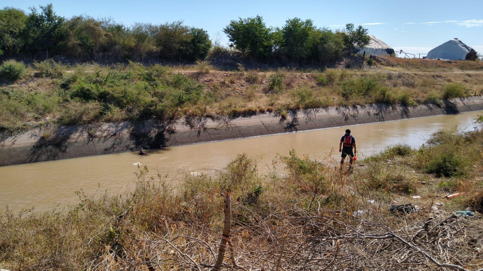 $!Una camioneta cae a un canal de riego en Quilá; hay un hombre desaparecido