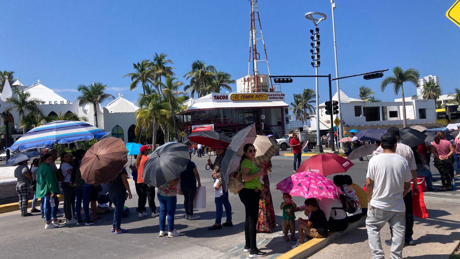 $!Bloquean desplazados por la violencia glorieta entre Rafael Buelna y Camarón Sábalo en exigencia de escrituras