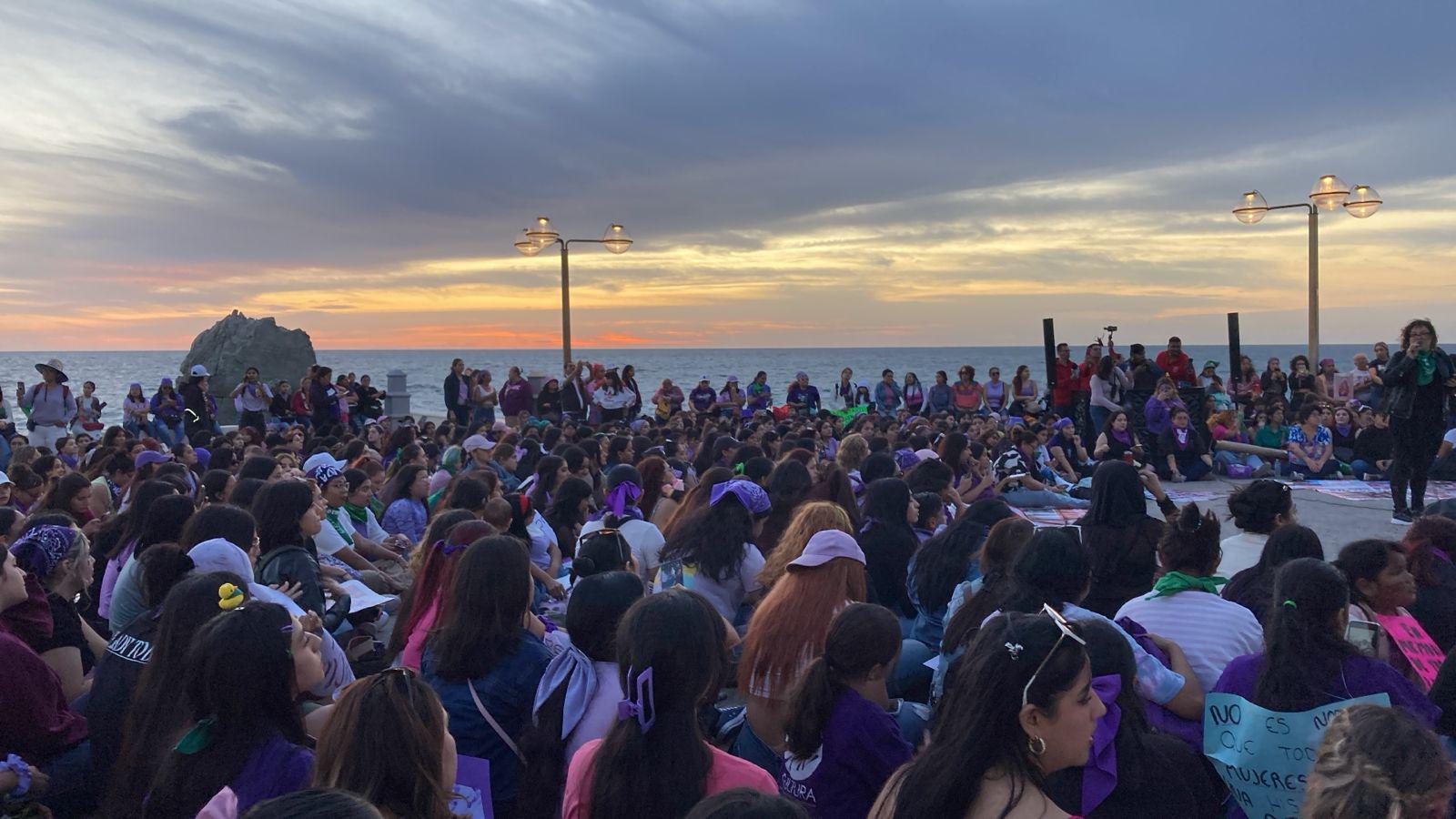 $!‘Mujer escucha, esta es tu lucha’; inicia la Marcha 8M por el malecón de Mazatlán