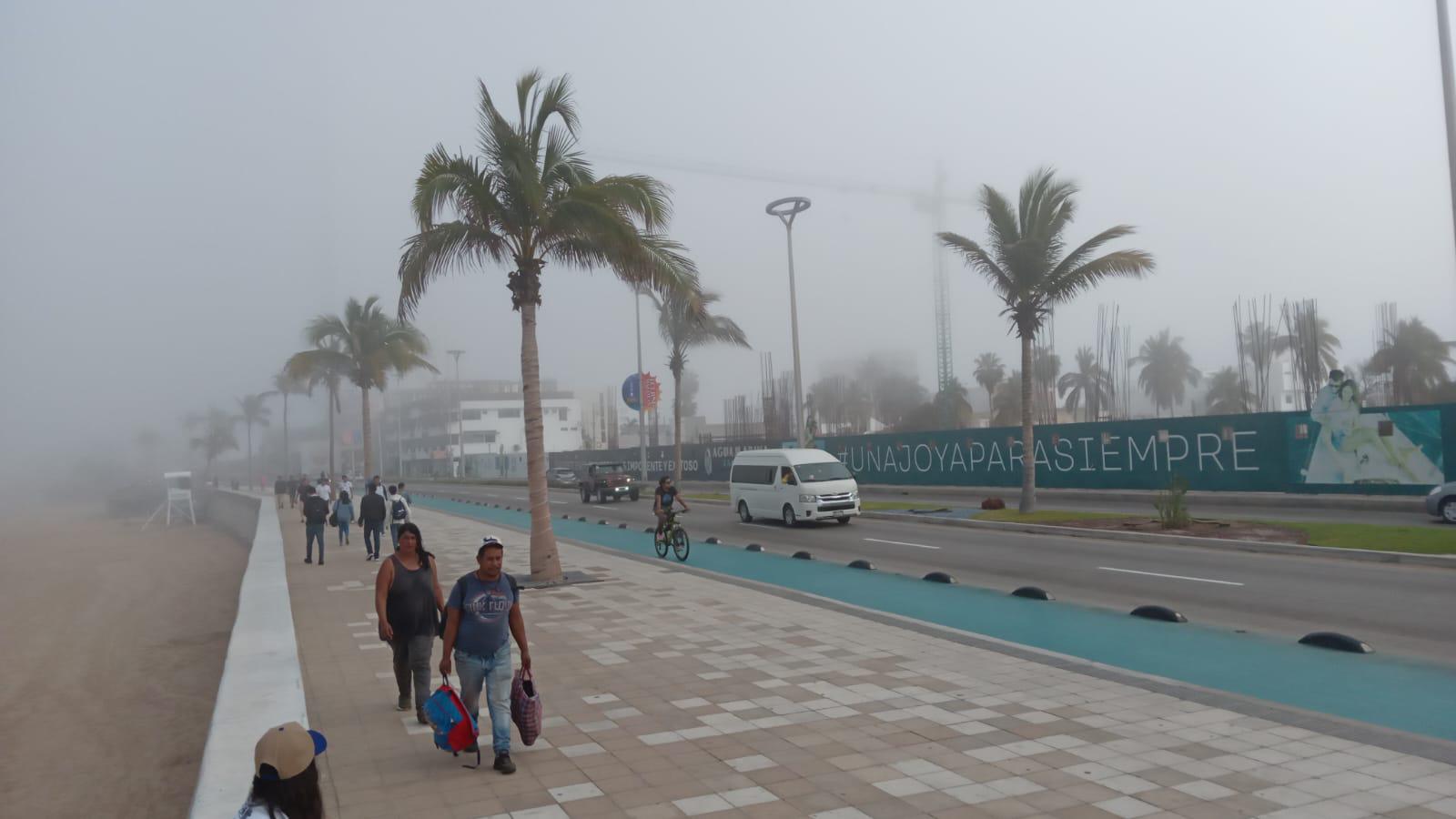 $!Amanece bahía de Mazatlán cubierta de niebla