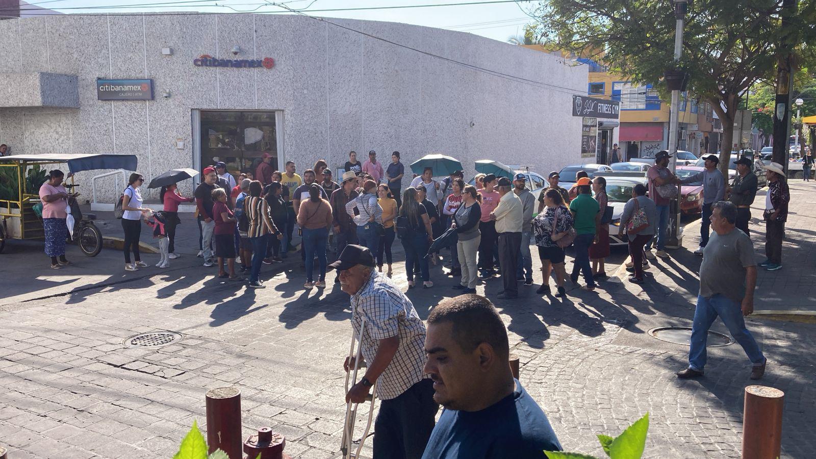 $!Bloquean desplazados por la violencia calles del Centro; acusan desatención de los gobiernos Municipal y Estatal