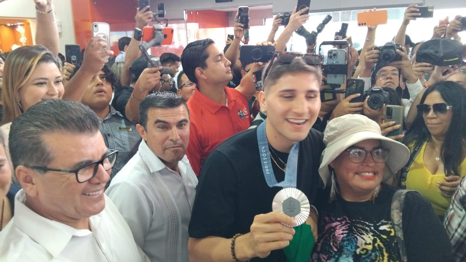 $!Al son de la tambora, Marco Alonso Verde Álvarez es recibido en su tierra