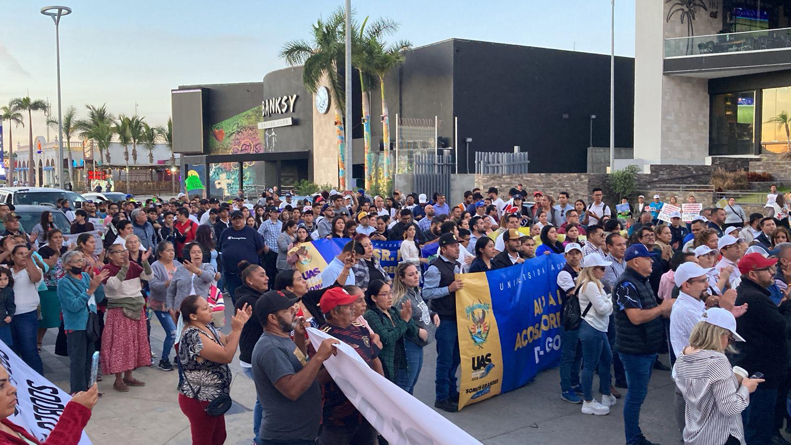 $!Bloquean manifestantes de la UAS a las afueras de El Cid, esperan la llegada de López Obrador; hay caos vial