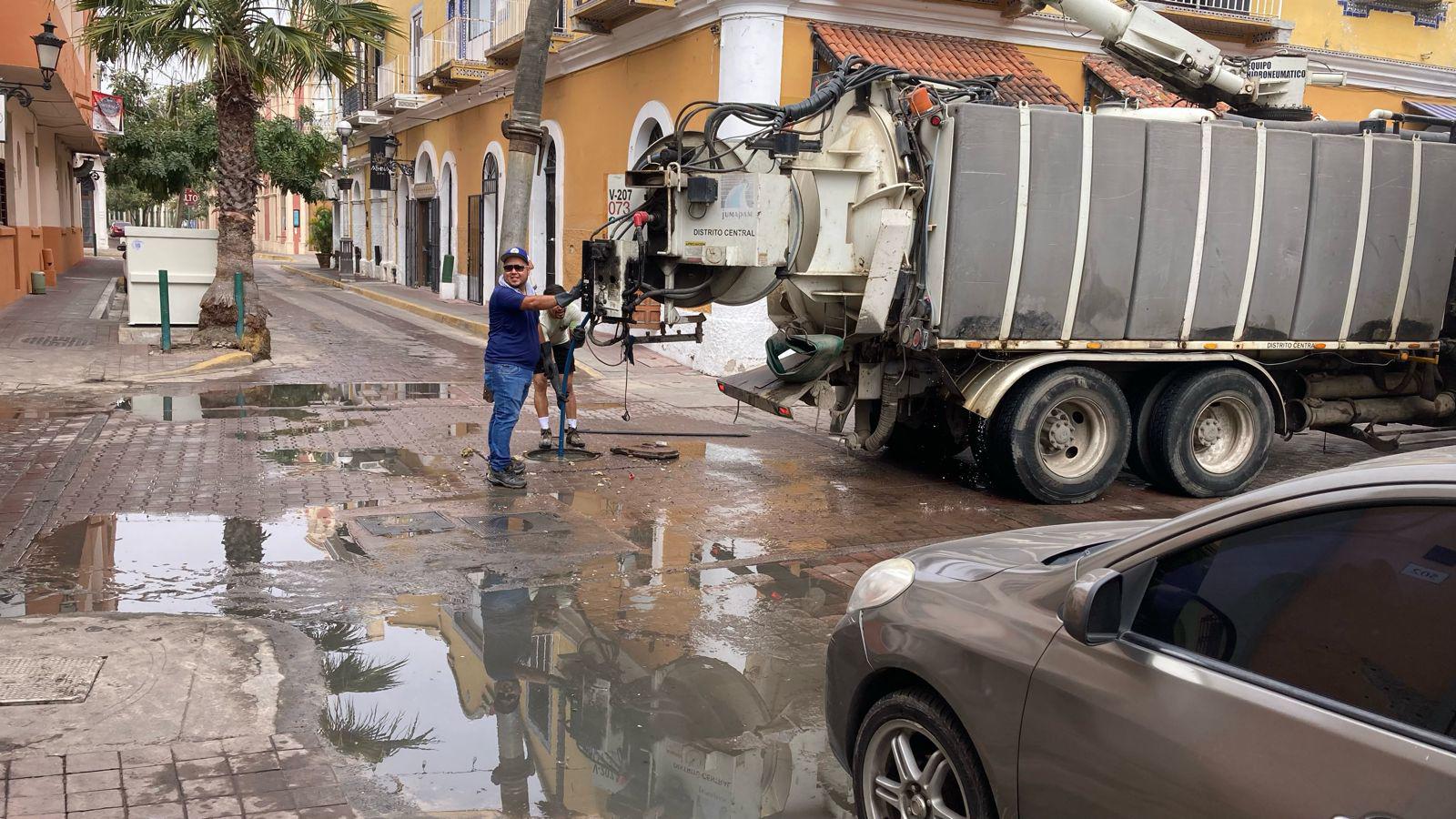 $!Reparan fuga de agua que inundó el viernes calles del Centro Histórico de Mazatlán