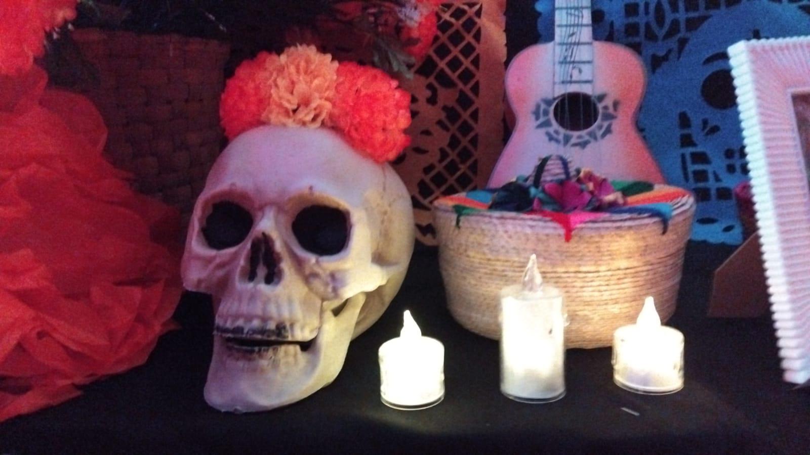 $!Entre cempasúchil, velas y una imponente calavera, Gran Acuario sorprende a sus visitantes