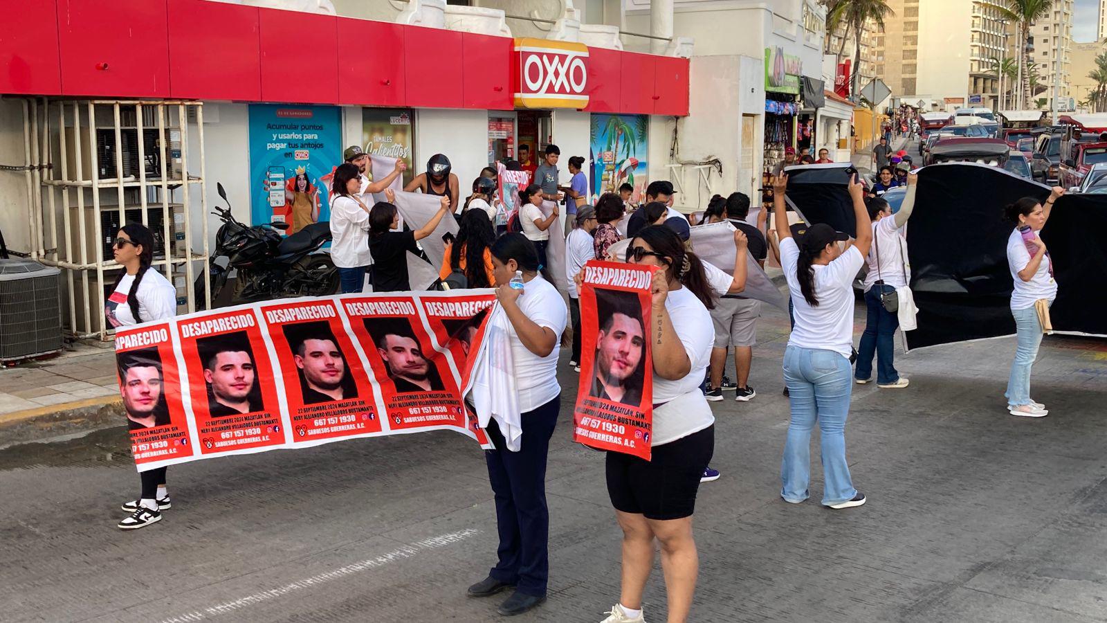 $!Mientras AMLO, Claudia y Rocha van a Rosario; en Mazatlán familias claman por sus desaparecidos y bloquean en la zona turística