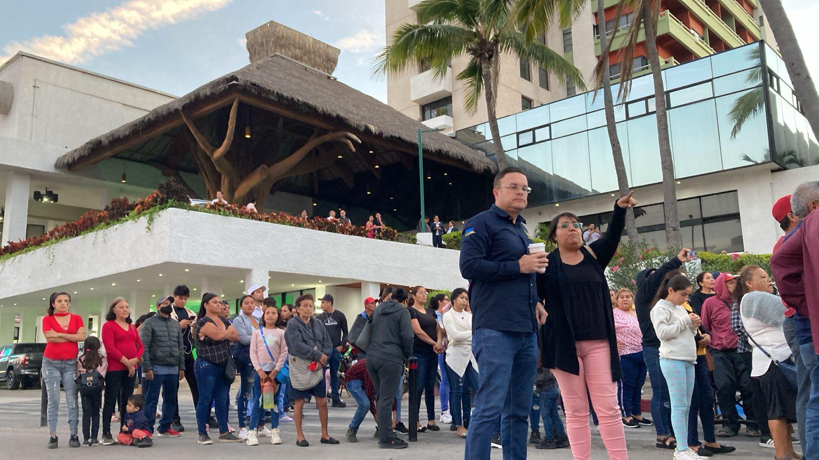 $!Bloquean manifestantes de la UAS a las afueras de El Cid, esperan la llegada de López Obrador; hay caos vial