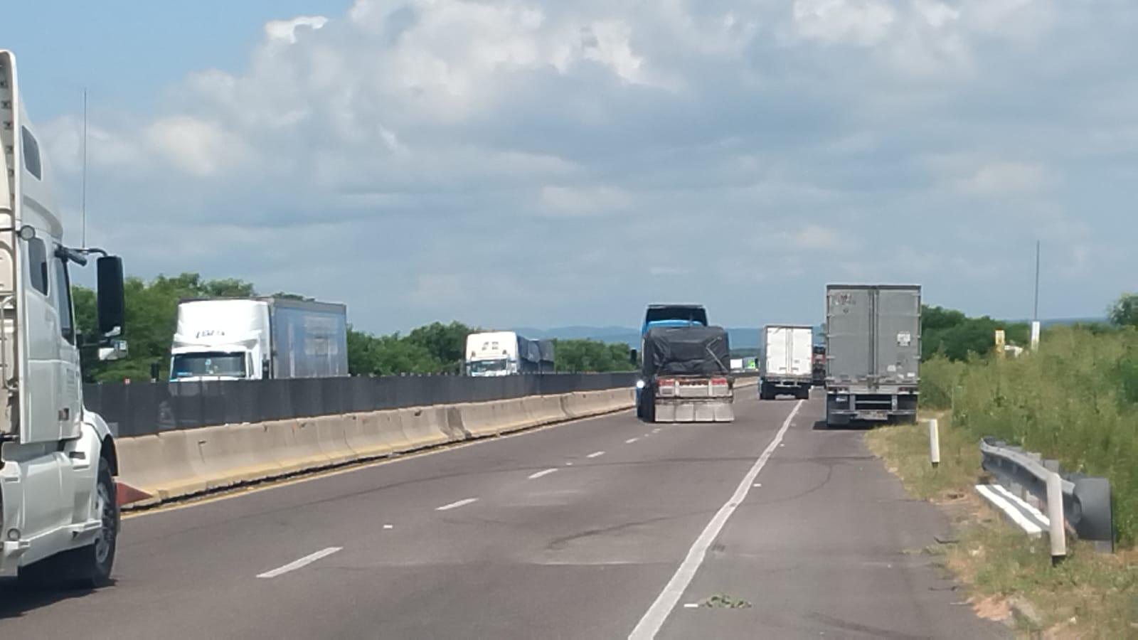 $!Camiones se quedaron varados en autopista, al norte de Mazatlán, pero ya avanzan