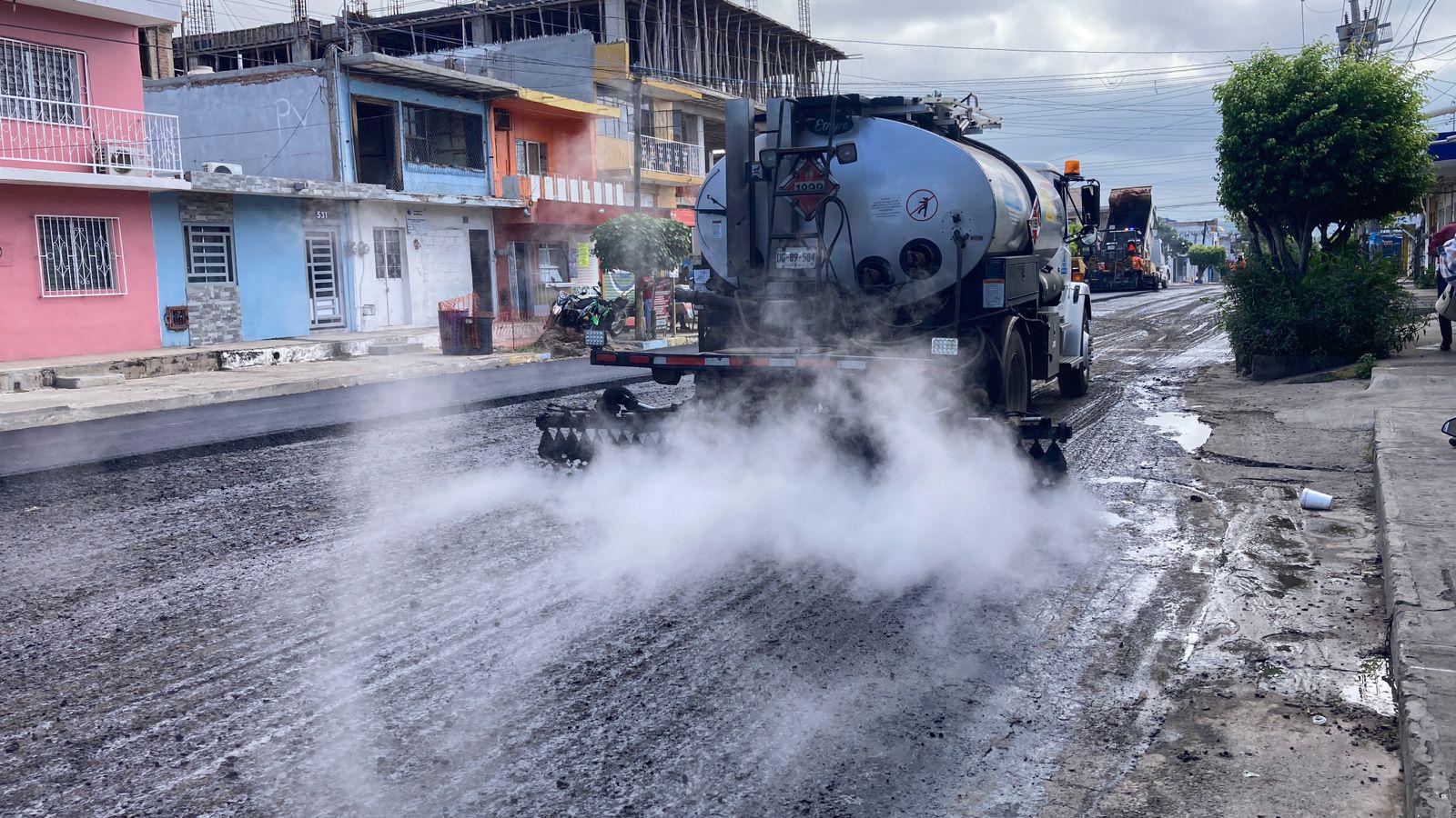 $!Supervisa Alcalde de Mazatlán reencarpetado de crucero de las avenidas Juan Carrasco y Pesqueira