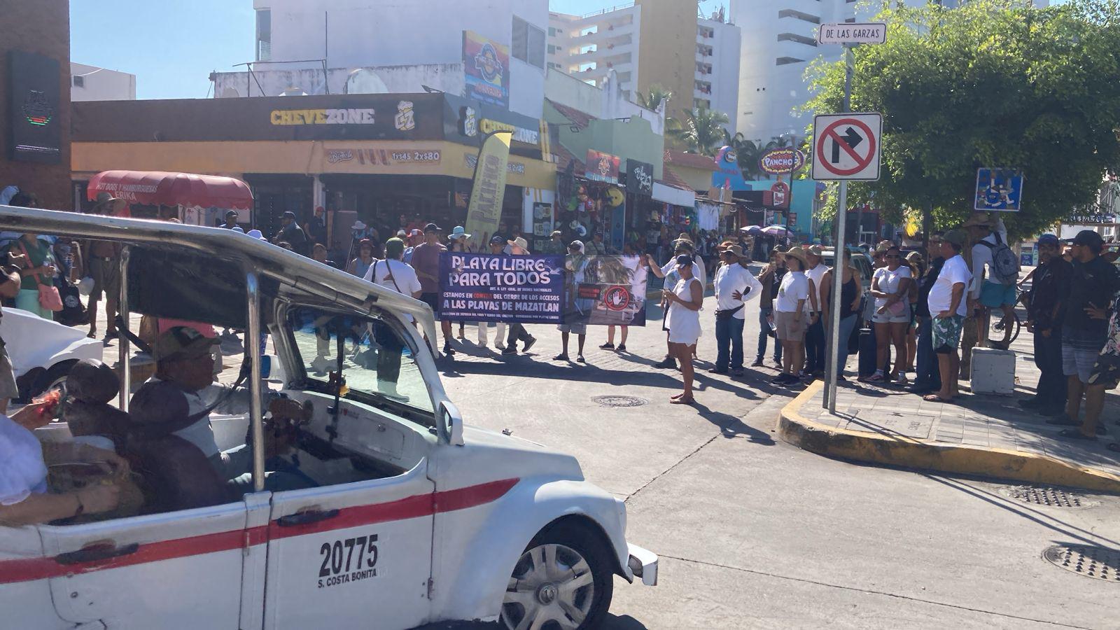 $!Manifestantes reabren acceso a playa de Mazatlán cerrado por la iniciativa privada