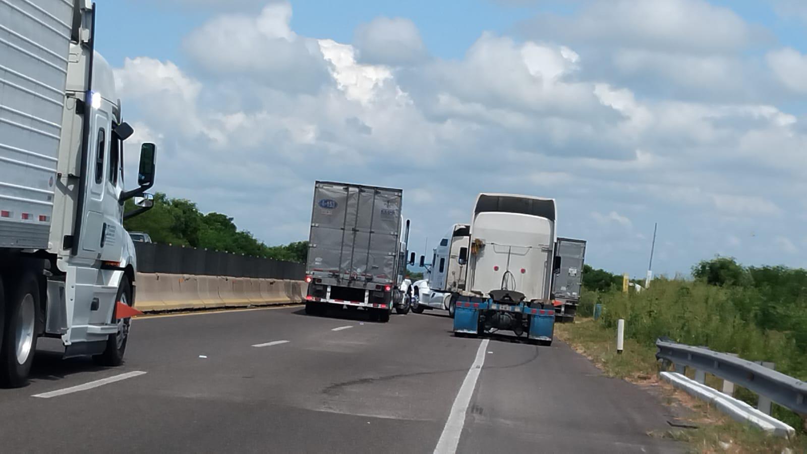 $!Camiones se quedaron varados en autopista, al norte de Mazatlán, pero ya avanzan