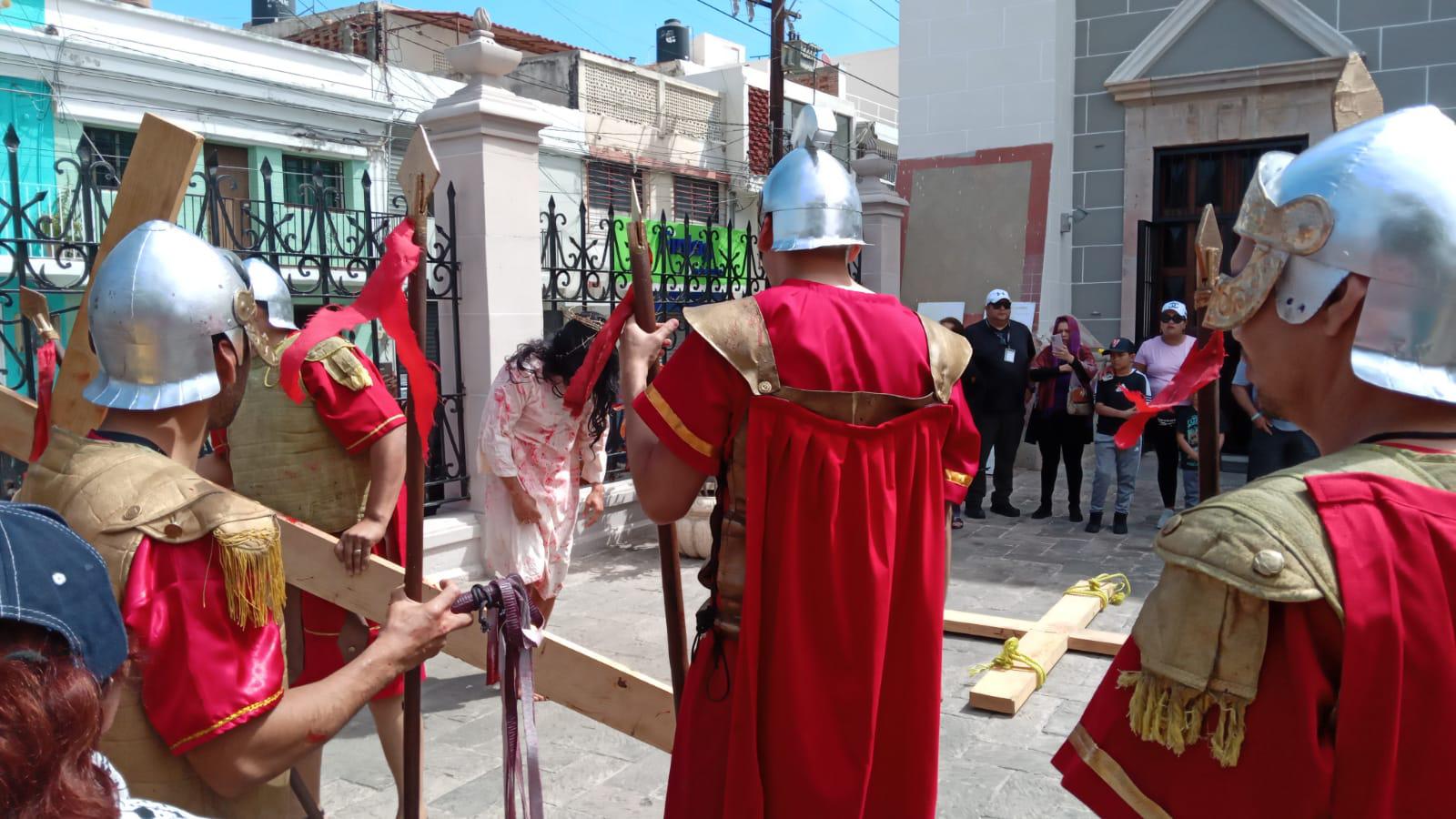 $!Realizan Viacrucis en el Atrio de la Catedral de Mazatlán