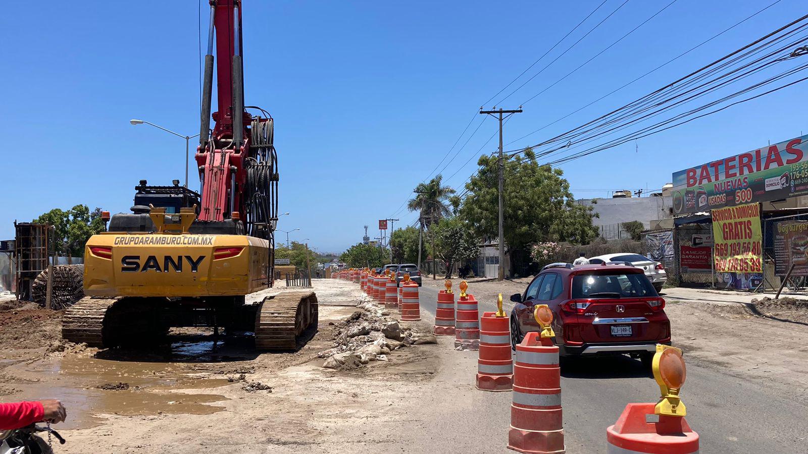 $!Continúa construcción de puente a desnivel en el Libramiento Colosio