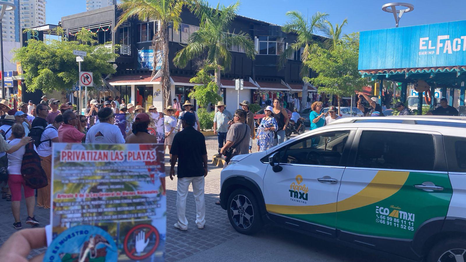 $!Manifestantes reabren acceso a playa de Mazatlán cerrado por la iniciativa privada