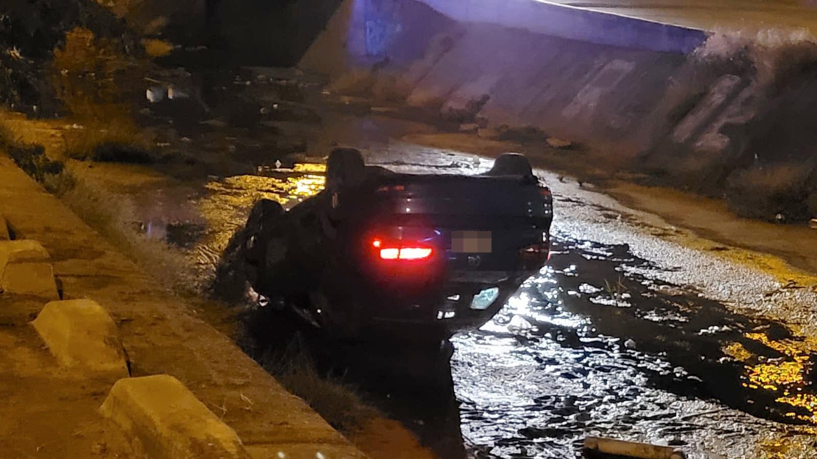 $!Auto cae a canal pluvial en Mazatlán; la conductora sale ilesa