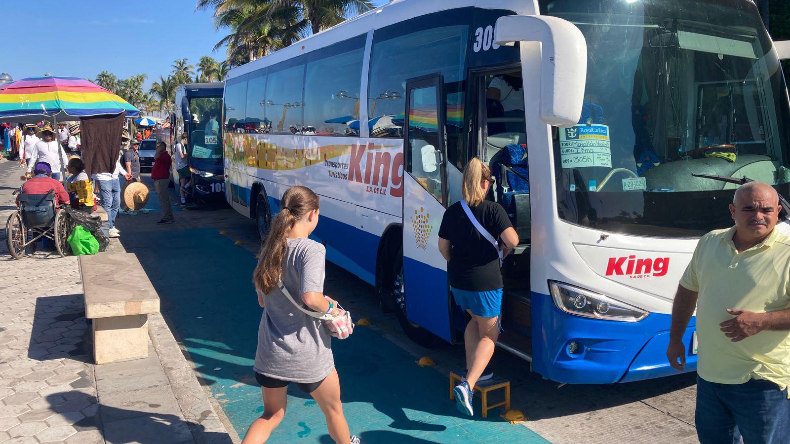 $!Pasajeros del crucero número 100 recorren lugares emblemáticos de Mazatlán