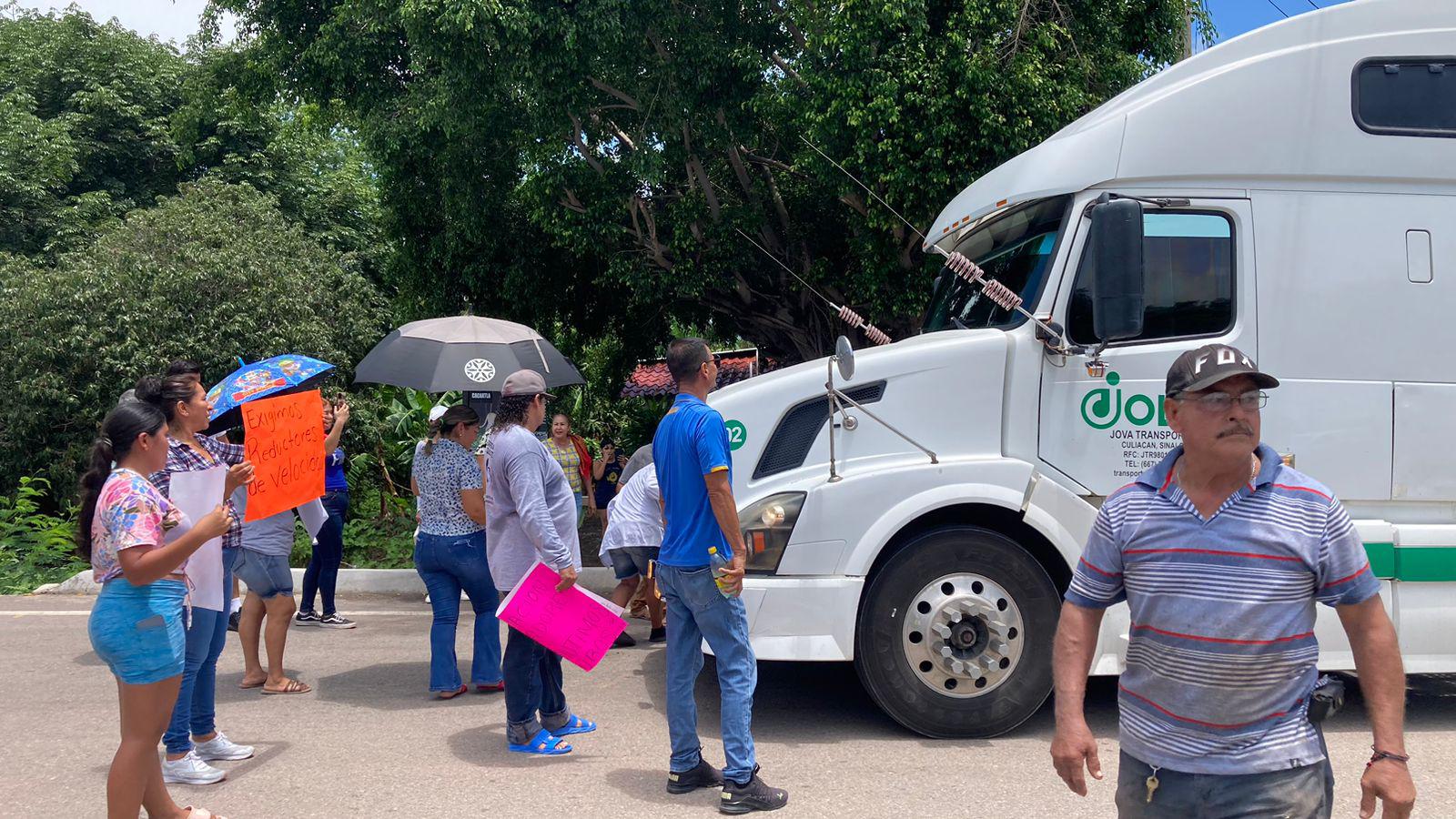 $!Tras dos horas de bloqueo, liberan la carretera Mazatlán-Culiacán, en El Puente de El Quelite