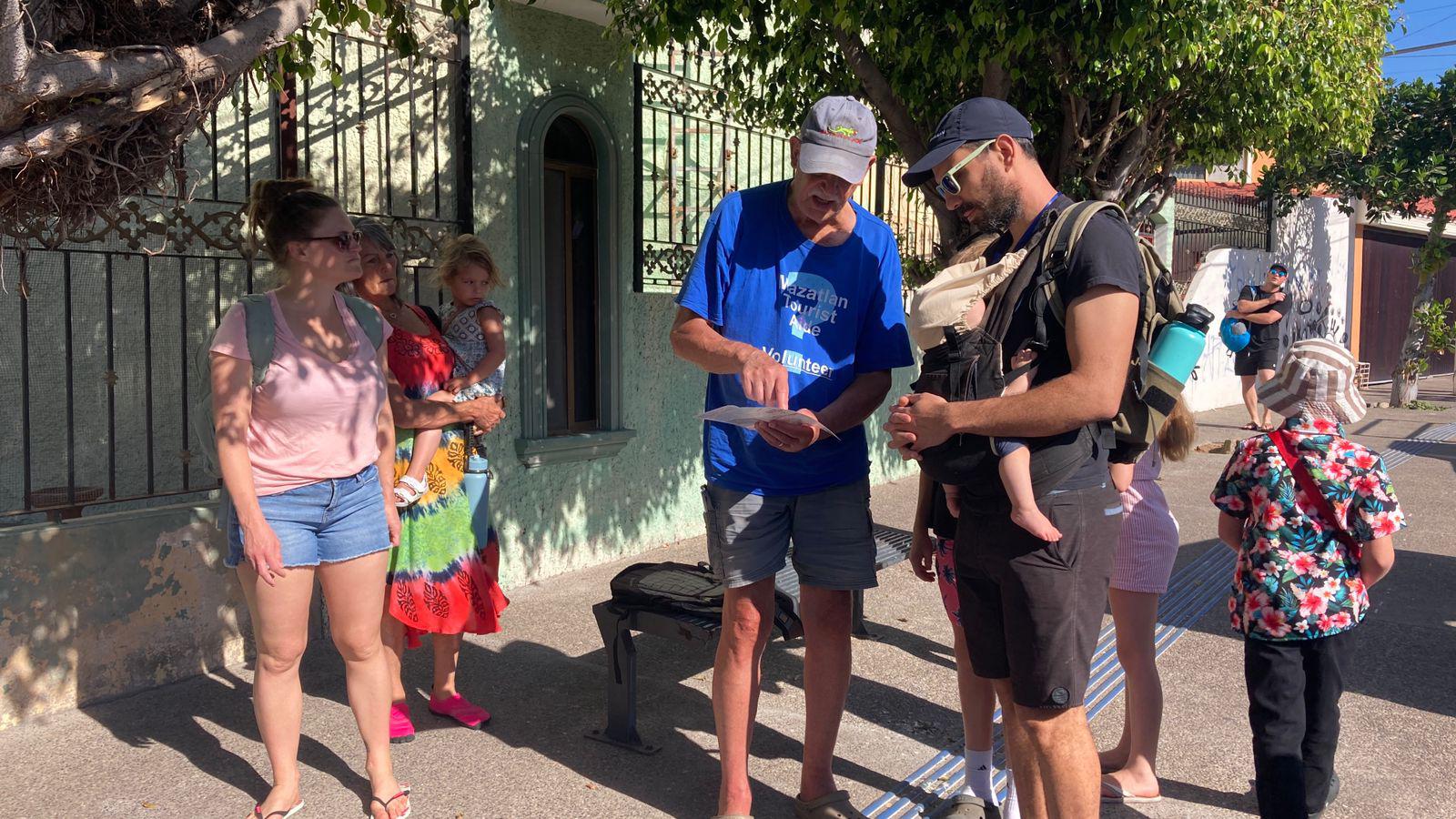 $!Pasajeros del crucero número 100 recorren lugares emblemáticos de Mazatlán