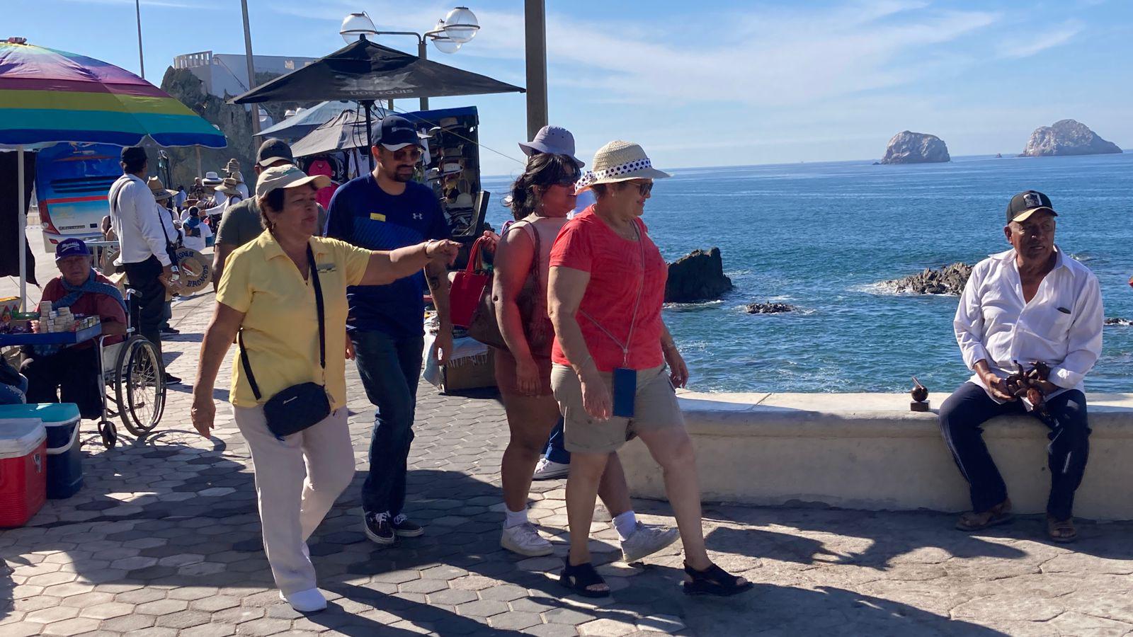 $!Pasajeros del crucero número 100 recorren lugares emblemáticos de Mazatlán