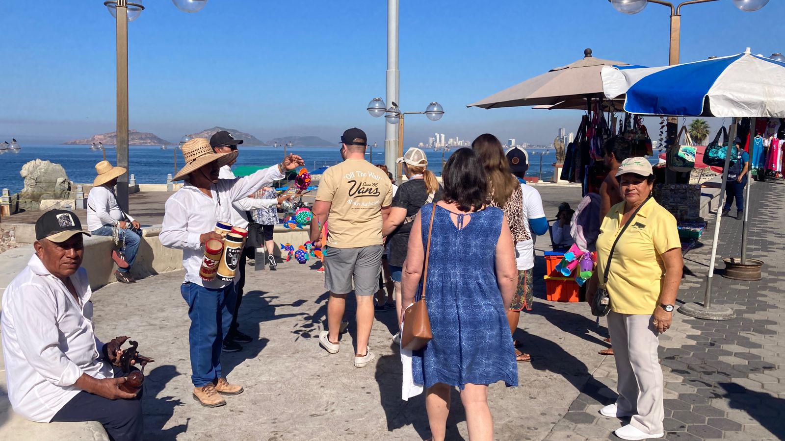 $!Pasajeros del crucero número 100 recorren lugares emblemáticos de Mazatlán