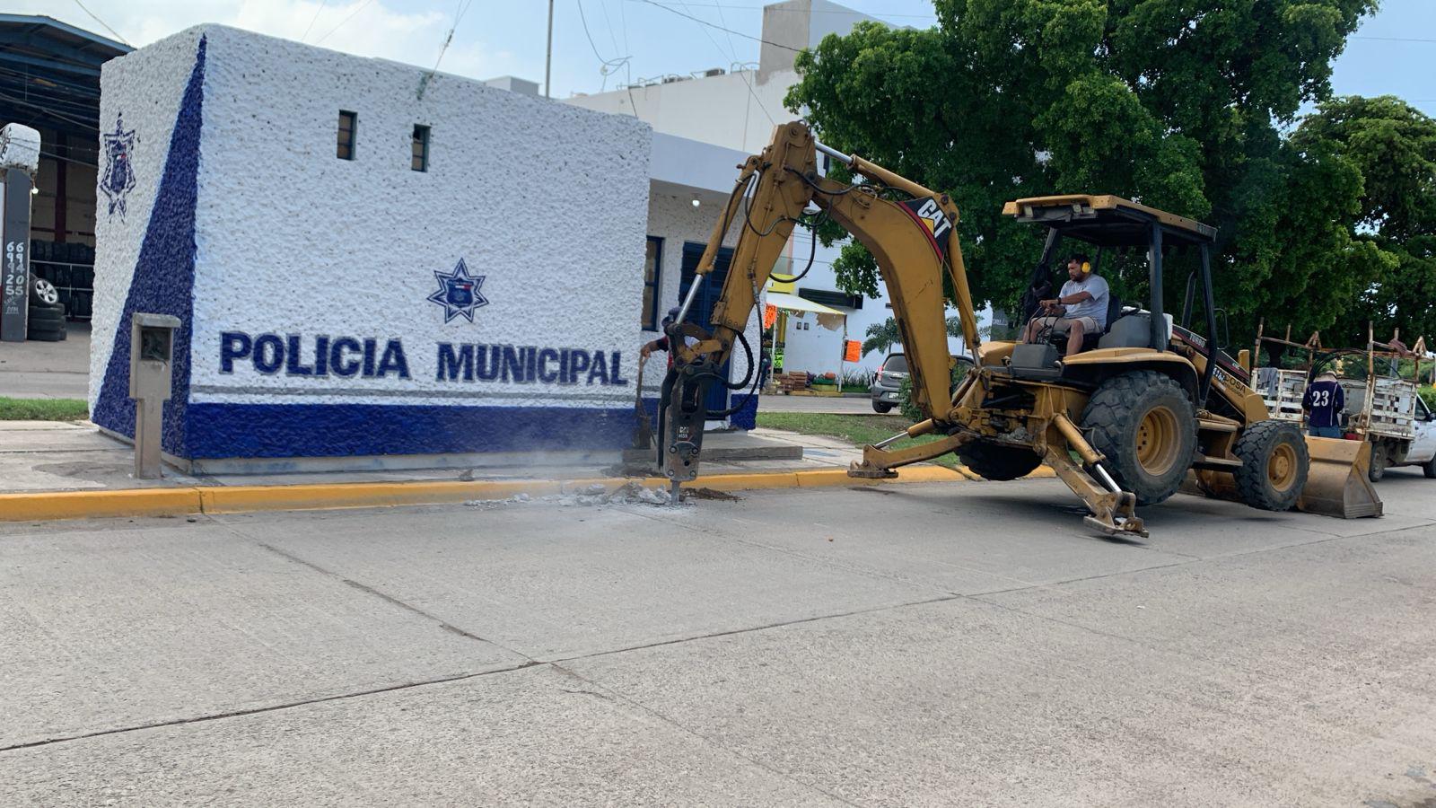 $!Cierran carril de la Avenida Santa Rosa, de la caseta de policía hacia las vías del tren