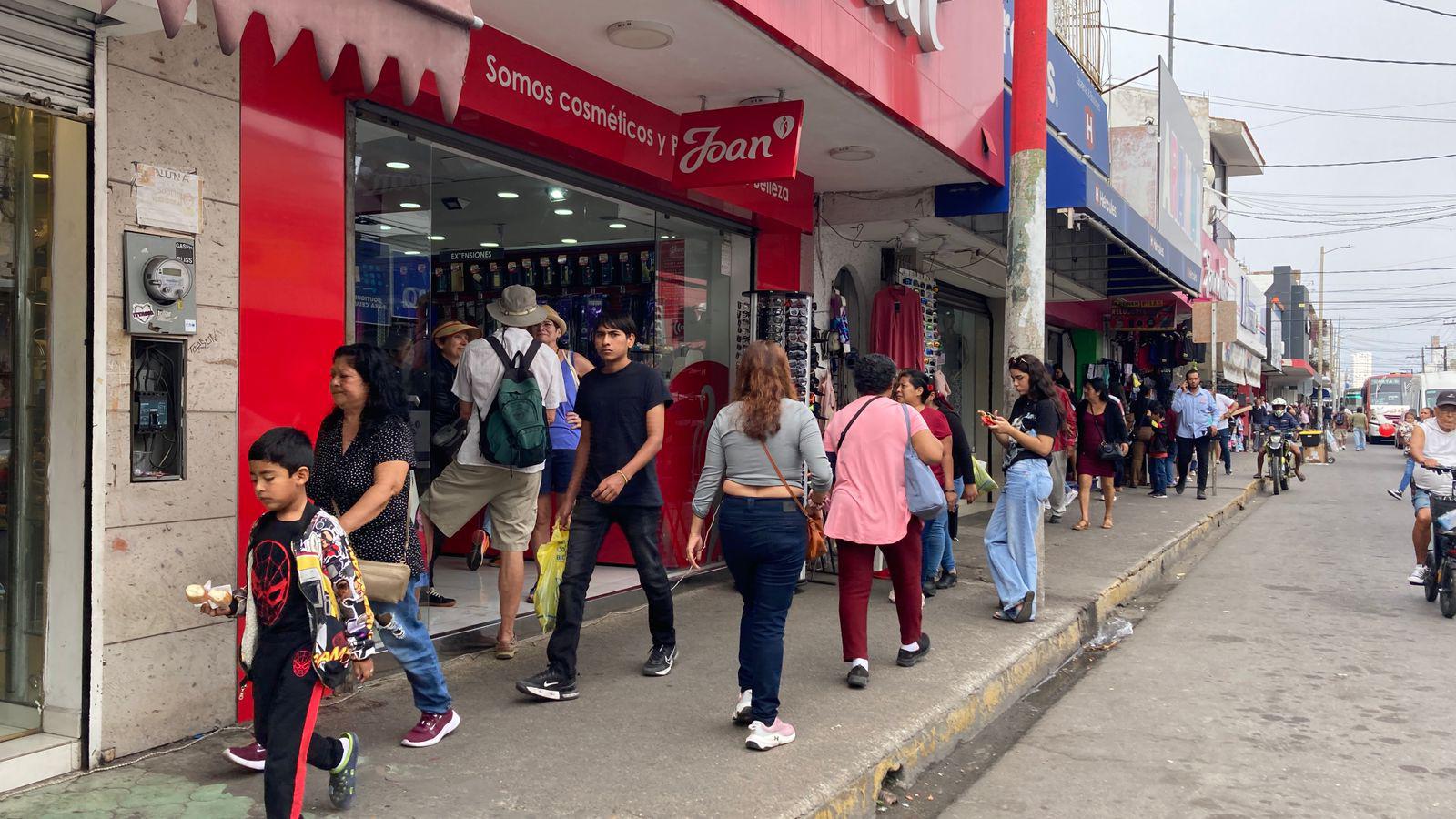 $!’Hay mucha gente, pero el año pasado estuvo mejor la asistencia’, reporta comerciante del Centro de Mazatlán